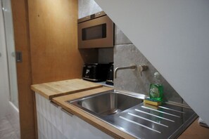Refrigerador, microondas, tostadora, utensilios de cocina