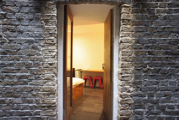 1 bedroom, iron/ironing board, internet, bed sheets