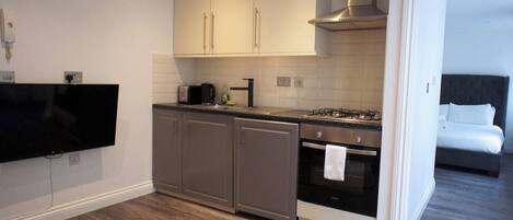 Kühlschrank, Mikrowelle, Ofen, Herdplatte