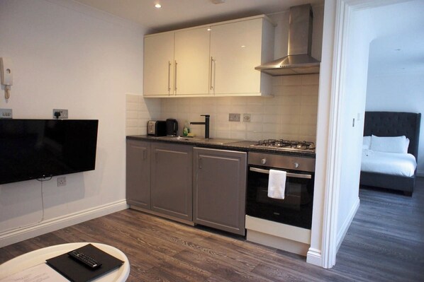 Réfrigérateur, four à micro-ondes, un four, surface de cuisson