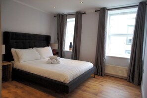 2 عدّة غرف نوم ومكواة/لوح كي وخدمة الإنترنت وملاءات أسرّة