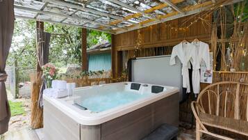 Outdoor spa tub