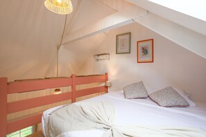 3 slaapkamers, een strijkplank/strijkijzer, wifi, beddengoed