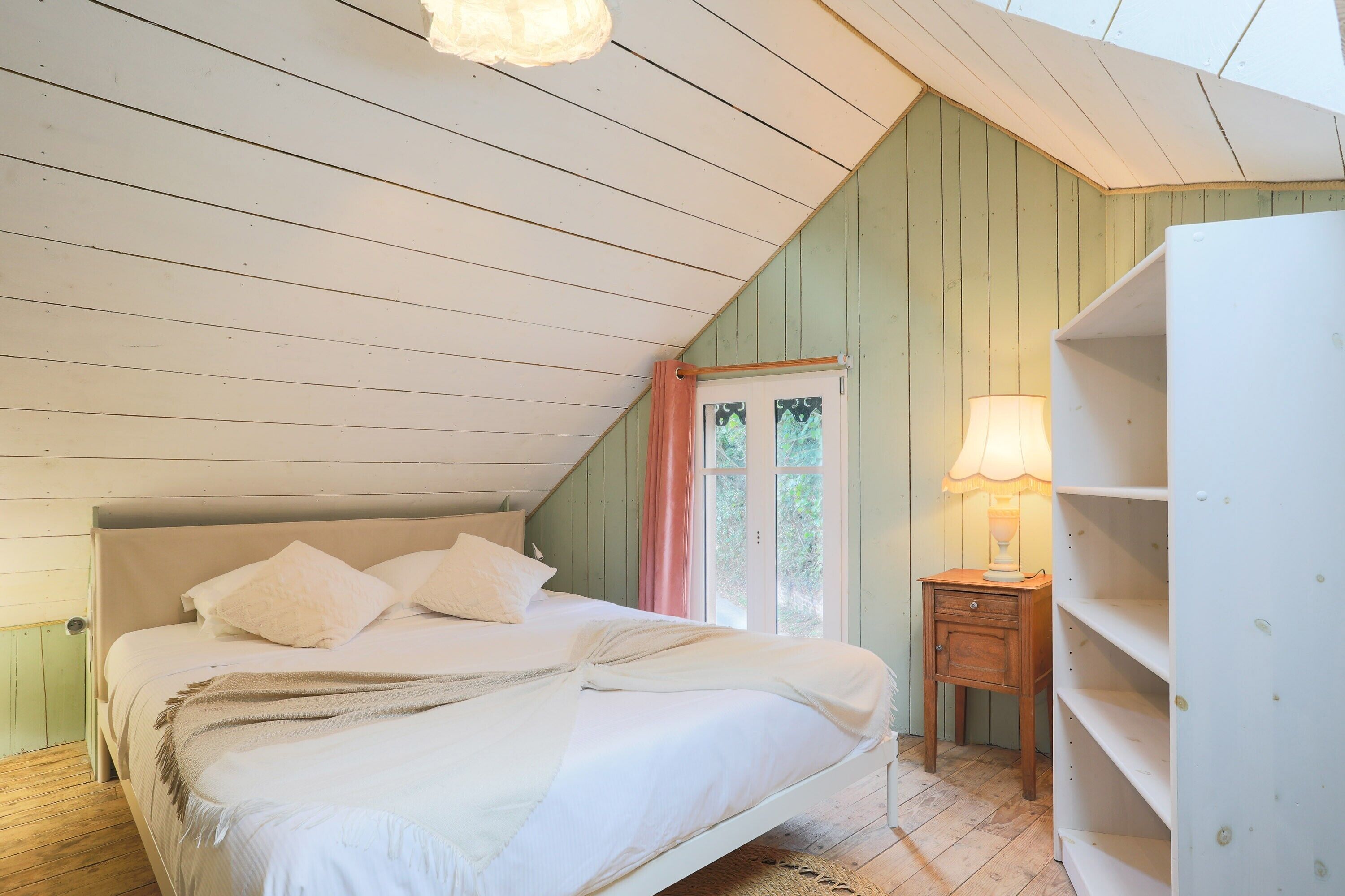 3 slaapkamers, een strijkplank/strijkijzer, wifi, beddengoed