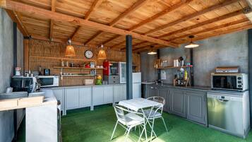 Réfrigérateur, cafetière/bouilloire, bouilloire électrique