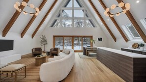 Smart TV, chimenea y estéreo 