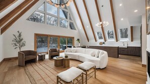 Smart TV, chimenea y estéreo 