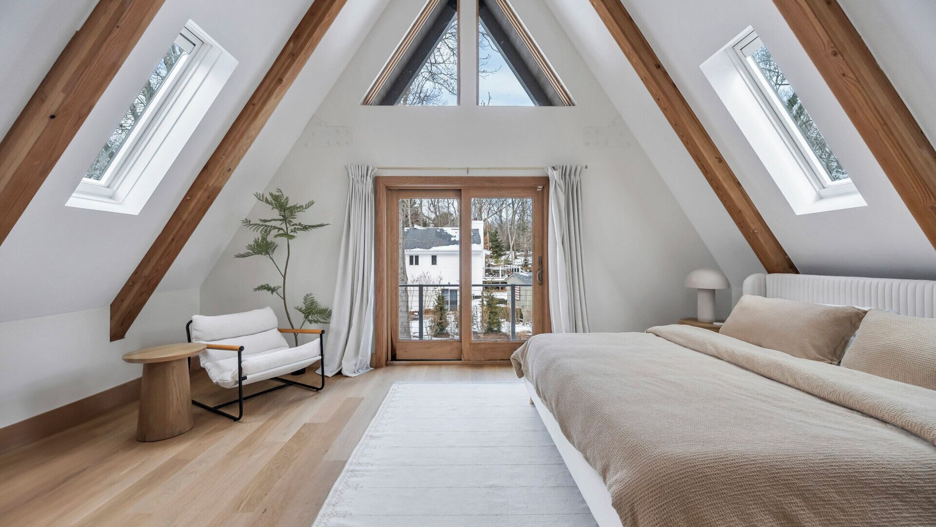 5 quartos, ferros/tábuas de passar roupa, acesso à internet