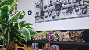 Una mesa de comedor con una planta en maceta, una botella y diferentes bocadillos.