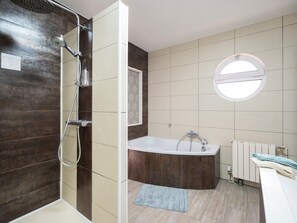 Douche, séchoir à cheveux, serviettes fournies