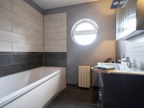Douche, sèche-cheveux, serviettes fournies