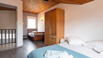 5 bedrooms, iron/ironing board, WiFi, bed sheets