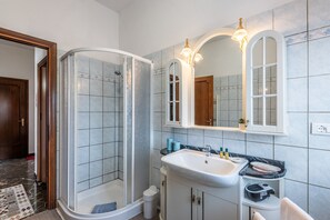 Ducha, artículos de higiene personal gratuitos y secador de pelo