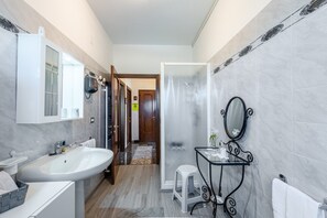 Een douche, een haardroger, handdoeken