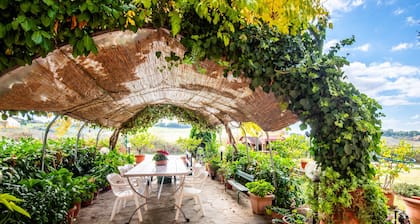 Farmhouse 'Tramonto' with Private Terrace, Wi-Fi and Air Conditioning