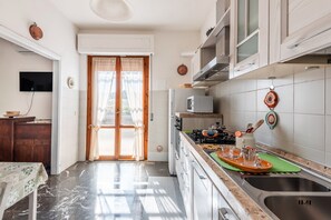 Frigorifero, microonde, forno, piano cottura