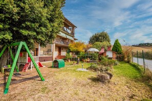 Children’s area - Farmhouse 'Tramonto' with Private Terrace, Wi-Fi and Air Conditioning (Monteriggioni)