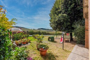 Children’s area - Farmhouse 'Tramonto' with Private Terrace, Wi-Fi and Air Conditioning (Monteriggioni)