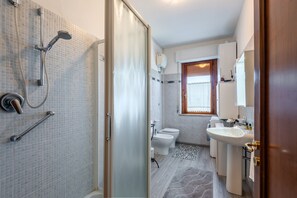Douche, sèche-cheveux, serviettes fournies