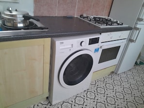 Frigorífico, microondas, horno y hervidor eléctrico