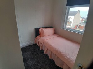 4 개의 침실, 무료 WiFi, 침대 시트