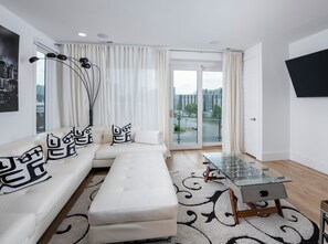 Luxury Room, Private Pool, City View | Living area