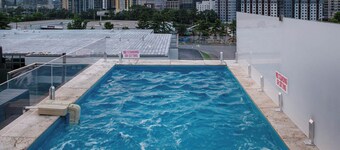 Skyline Views - Rooftop Pool