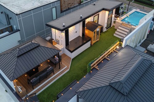 Skyline Views - Rooftop Pool