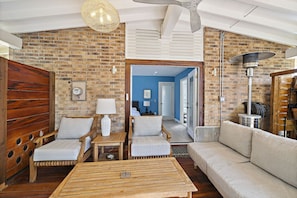 Smart TV, fireplace, stereo