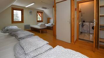 3 habitaciones y tabla de planchar con plancha