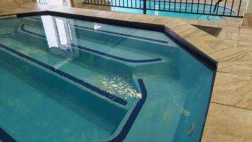 室内游泳池,室外游泳池