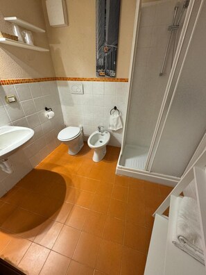 Douche, sèche-cheveux, serviettes fournies