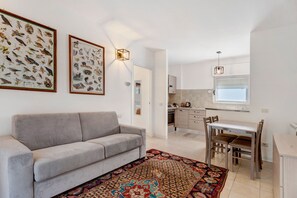 TV - Apartment '9' with Shared Garden, Balcony and Wi-Fi (Lonate Pozzolo)