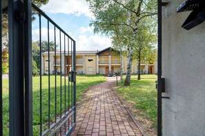 Property grounds - Apartment '9' with Shared Garden, Balcony and Wi-Fi (Lonate Pozzolo)