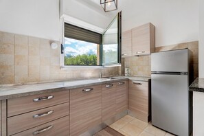 Réfrigérateur, un four, surface de cuisson, cafetière-théière