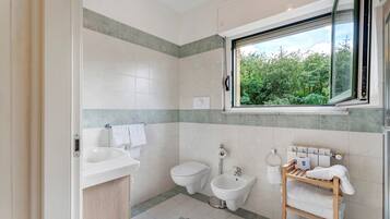 Dusche, Haartrockner, HandtĂŒcher