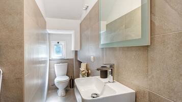 Dusche, Haartrockner, HandtĂŒcher