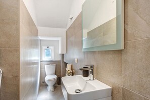 Douche, sèche-cheveux, serviettes fournies