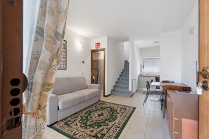 TV - Apartment '5' with Shared Garden, Balcony and Wi-Fi (Lonate Pozzolo)