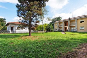 Exterior - Apartment '5' with Shared Garden, Balcony and Wi-Fi (Lonate Pozzolo)