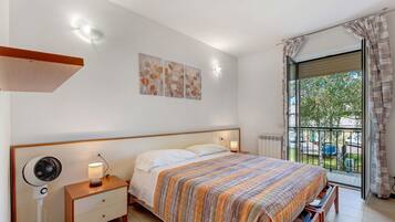 1 Schlafzimmer, BĂŒgeleisen/BĂŒgelbrett, WLAN, BettwĂ€sche