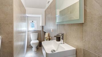 Dusche, Haartrockner, HandtĂŒcher