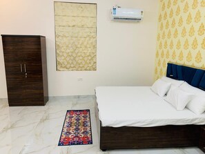 2 bedrooms, WiFi, bed sheets