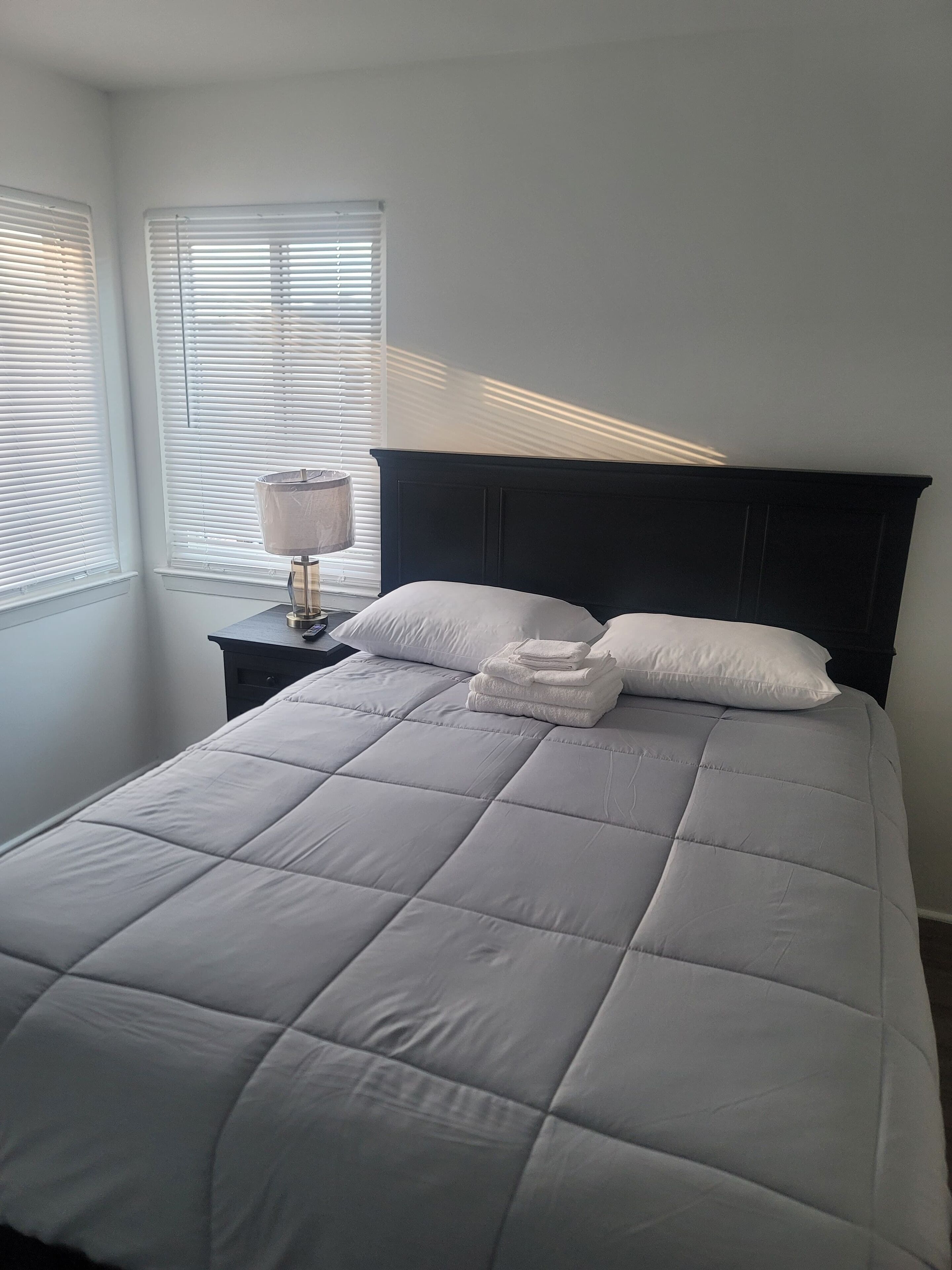 3 bedrooms, iron/ironing board, internet, bed sheets