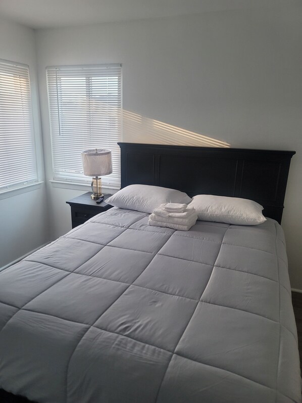 3 bedrooms, iron/ironing board, internet, bed sheets