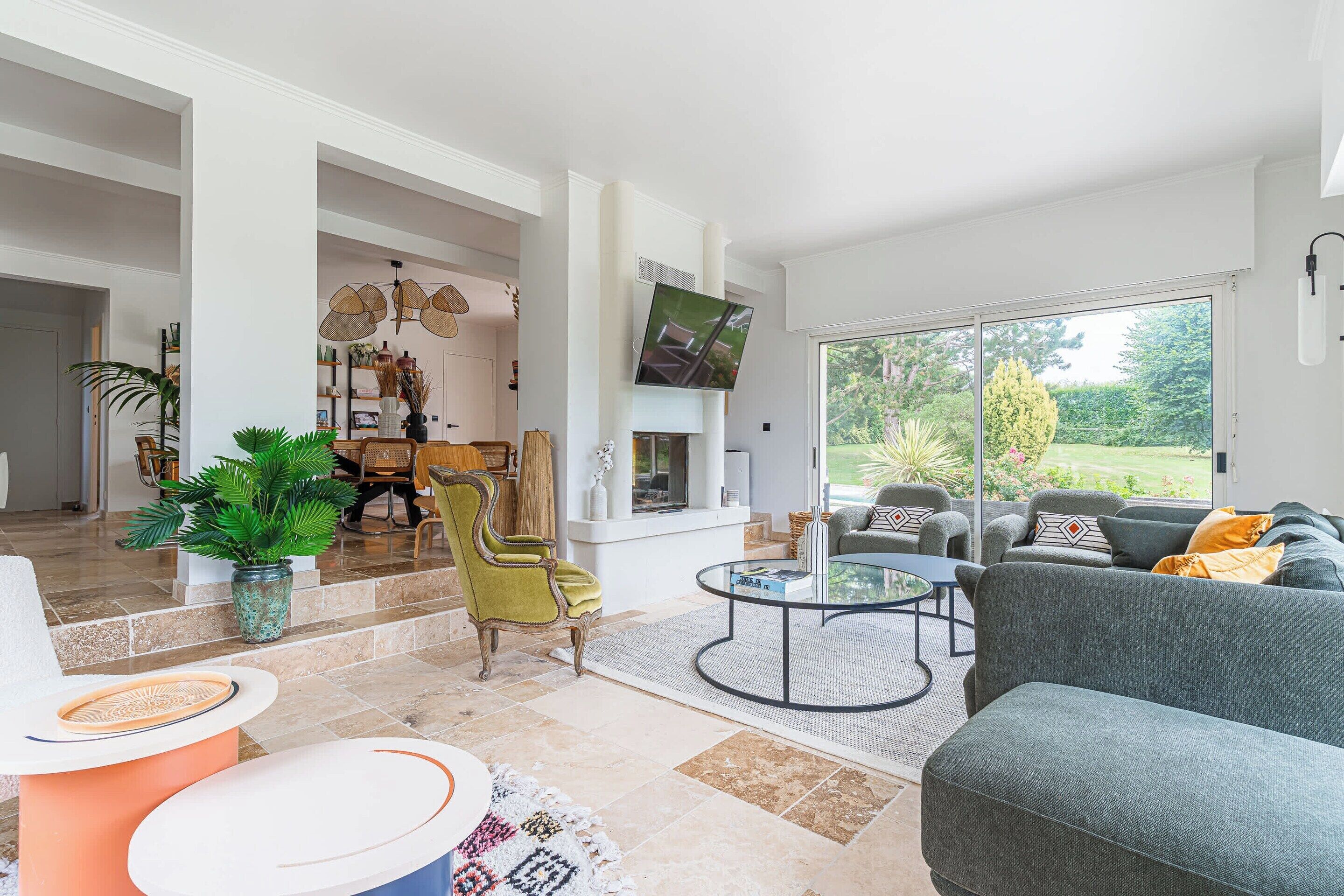 Apartment | Living area | Fireplace