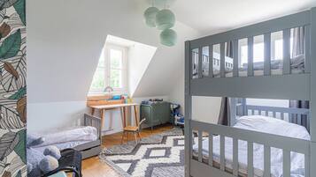 Apartment | 5 bedrooms, laptop workspace, iron/ironing board, bed sheets