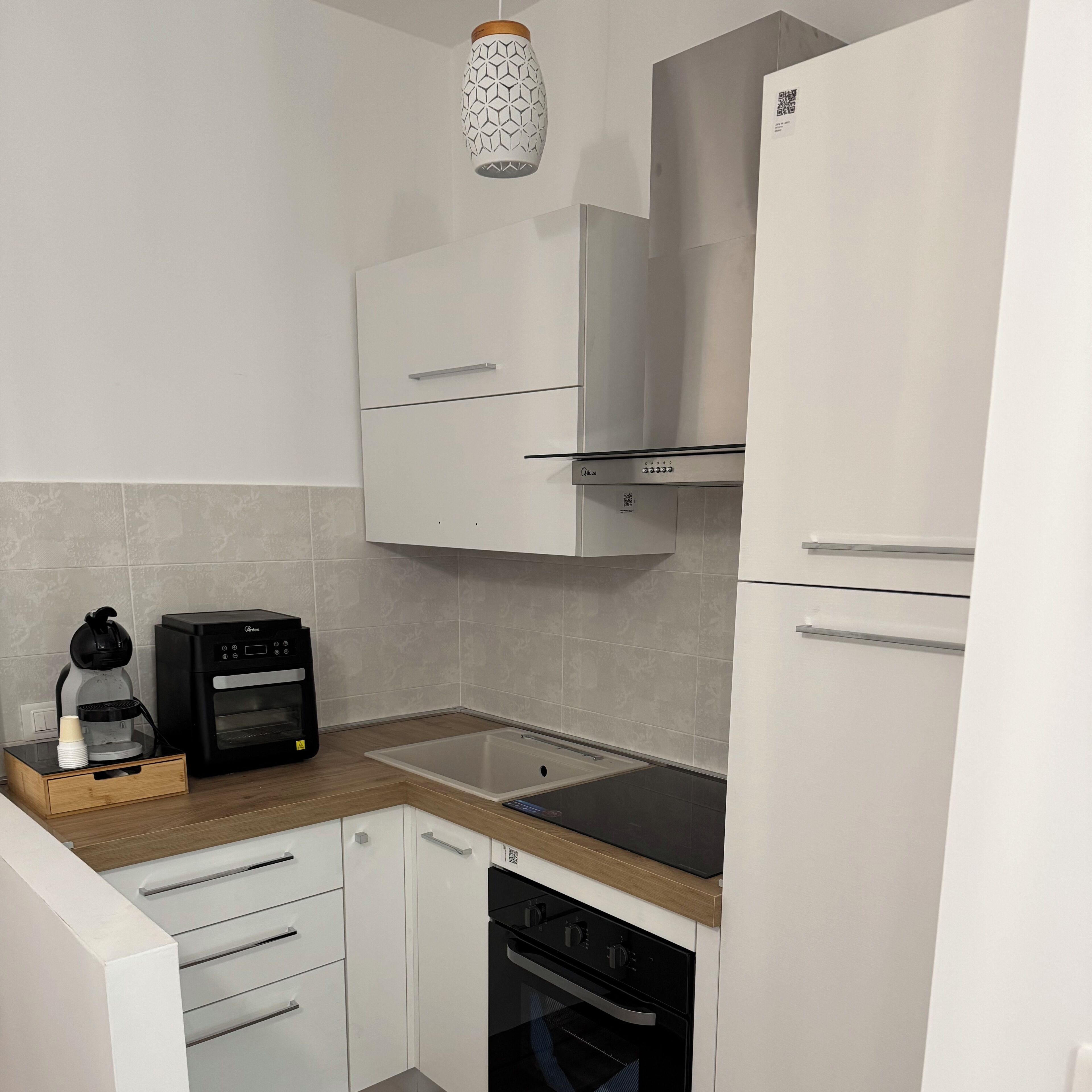 Refrigerador, horno, parrilla de estufa y cafetera y tetera 