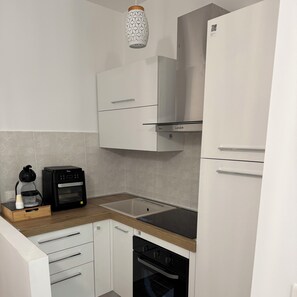 Fridge, oven, stovetop, coffee/tea maker