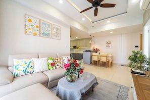 ดีลักซ์อพาร์ทเมนท์, 3 ห้องนอน, ระเบียง, วิวเมือง | บริเวณนั่งเล่น | ทีวีจอแบน 55 นิ้ว พร้อมช่องเคเบิล, Netflix, บริการสตรีมมิ่ง